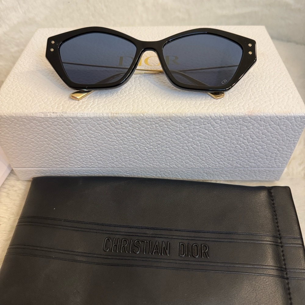 Dior Black Cat-eye Sunglasses with gold studs Box and Dior pouch included - Picture 5 of 6